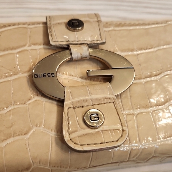 WOMENS Guess cream patent reptile skin wallet. - Picture 2 of 15